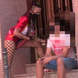 'Soy Harley Quinn, ¿Me metes el bate hasta el fondo???' Baby Rasta calienta los barrios de Madrid